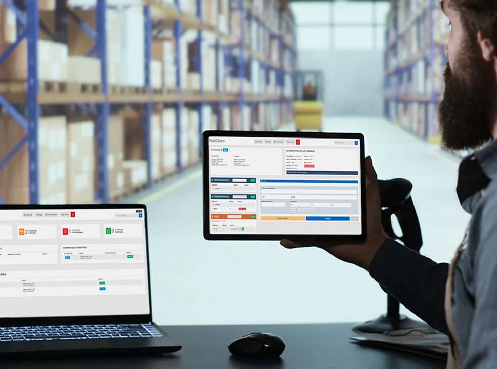 Packer en action avec le logiciel d’emballage et d’expédition installé sur sa tablette